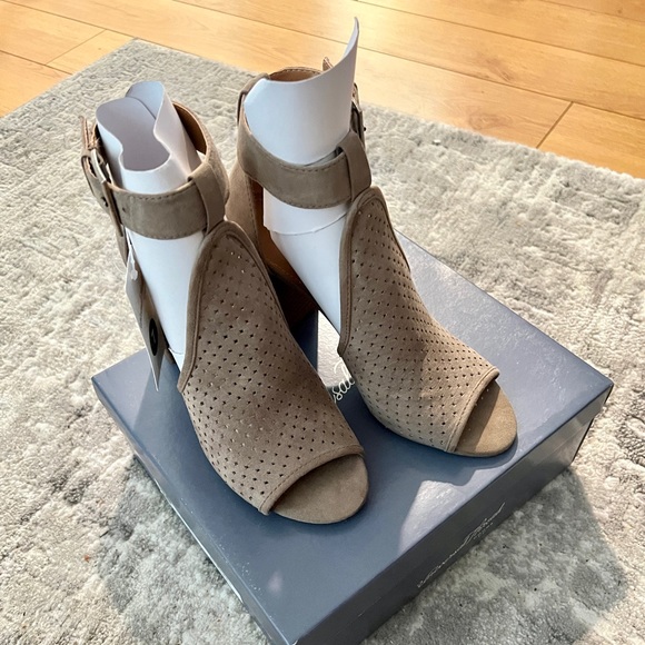 Universal Thread Ladies shoes - Picture 4 of 8